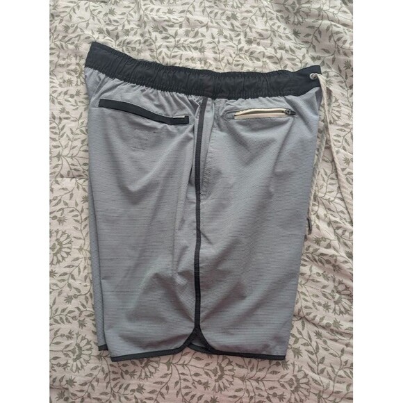 Vuori Banks Shorts Men’s M Gray Stripe Black Waist Unlined Hybrid - Picture 3 of 5